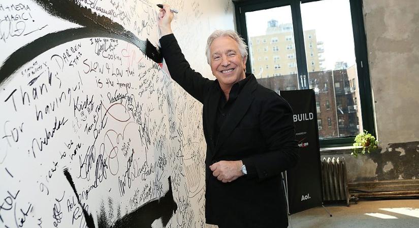 Tíz éve halt meg a férfi, akinek a tudomány és a fél világ szerint tökéletes hangja volt – Alan Rickmanre emlékezünk