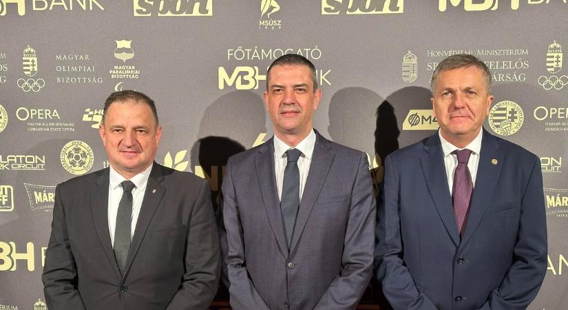 Újra összeállt a legendás játékvezető trió, ezúttal öltönyben fújták a sípot