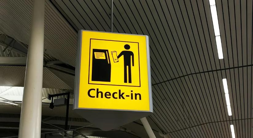 Tolószékben próbálta feltolni halott feleségét a repülőre egy férfi