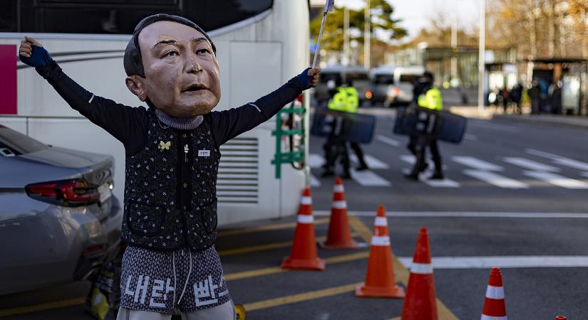 Itt a végjáték: kettészakadt az ország, mártírrá válhat a bukott vezető