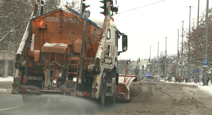Debreceni hóhelyzet: több ezer kilométert tettek meg a sószóró és hótoló gépek az elmúlt napokban – videóval