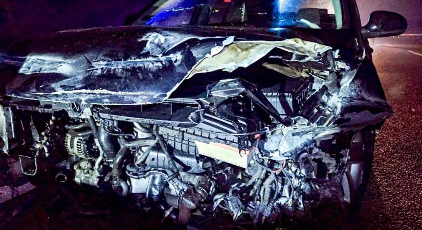 Megcsúszott és a szalagkorlátnak csapódott egy autó az M6-oson – FOTÓK