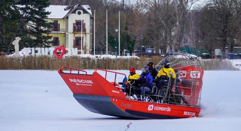Bevetés közben szakadt be a jég a vízimentők airboat-ja alatt
