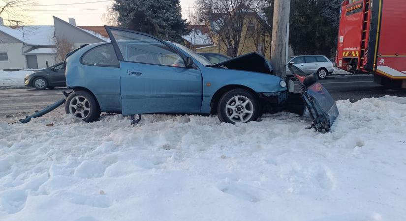 Baleset lassítja a forgalmat Szekszárdon, mentő, rendőr, tűzoltó a helyszínen (galéria)