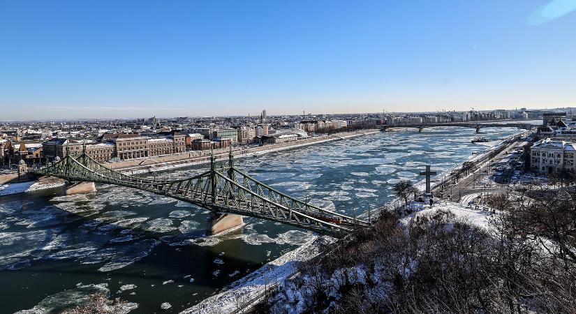 Sziget méretű gigantikus jég úszott végig a Dunán Budapesten, aki a parton volt ledermedt