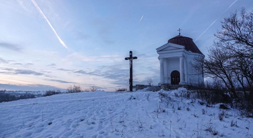 Fehérbe burkolódzott a márkói Kálvária-kápolna (fotók, videó)