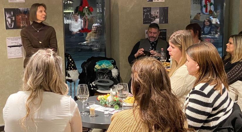 A telefonok elhallgatnak, a mesék megszólalnak: különleges kocsmakultúra születik Kiskőrösön – fotók