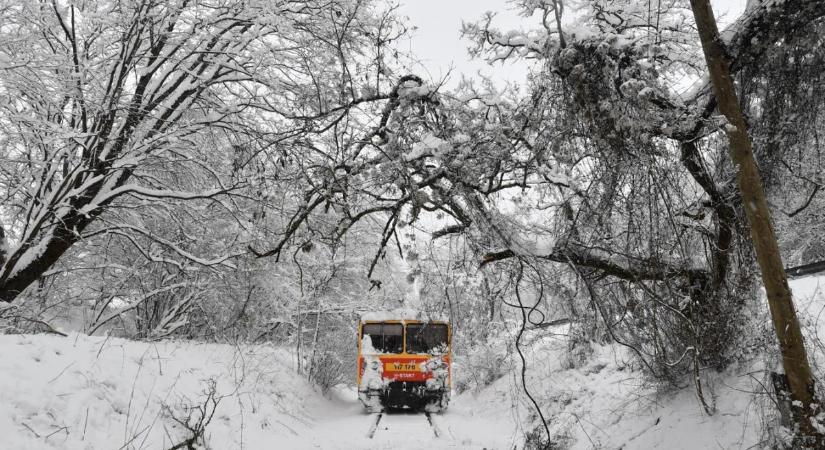 Amikor a vonat tapossa ki az utat – hótörés a szilvásváradi vonalon