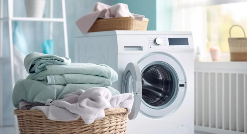 Nem ecet, nem szódabikarbóna: ha ezt teszed a mosógépbe, a ruhák öblítő nélkül is puhábbak lesznek