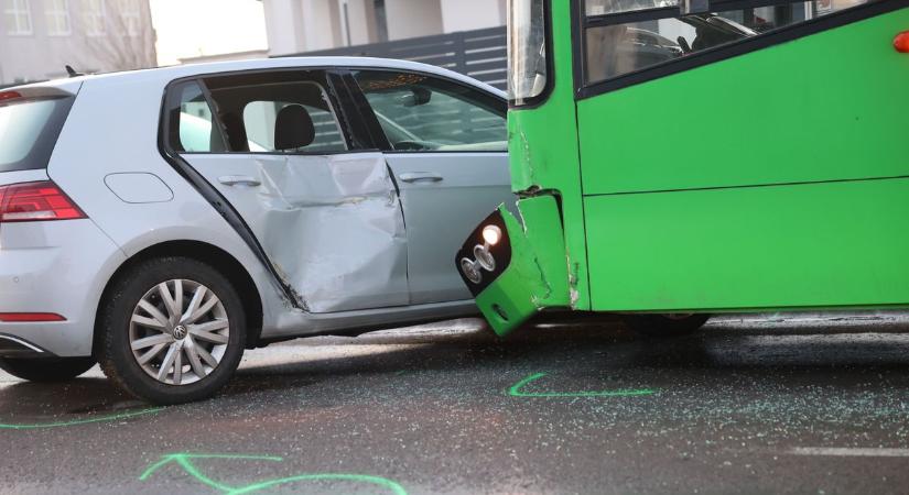 Újabb karambol, rendőrség a helyszínen: busz és személyautó ütközött Pécsen (FOTÓK  VIDEÓ)