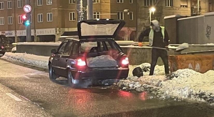 Mutatjuk a tél legnagyobb trógerét: útszórósót lopott egy fiatal férfi