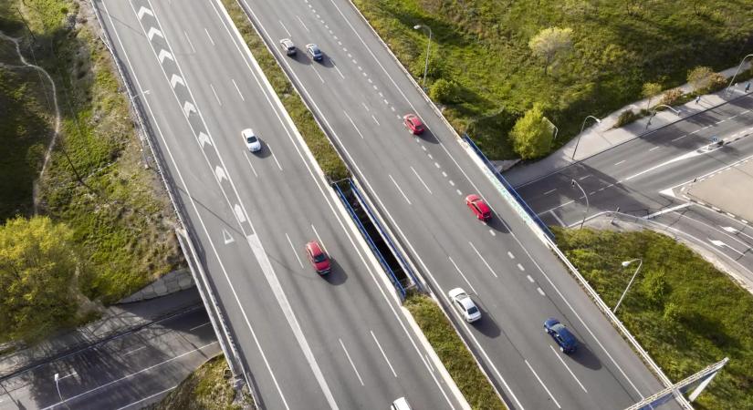 M1-es autópálya: újra zavartalan a forgalom a baleset után