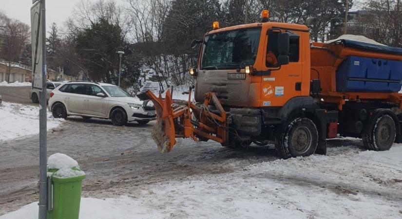 Hókotróba ülne a II. kerület polgármestere, csak hogy a MOHU végre elvigye az egyes utcákban gyűlő szemetet
