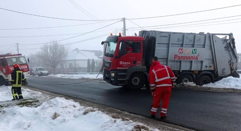 Árokba csúszott egy kukásautó - videó