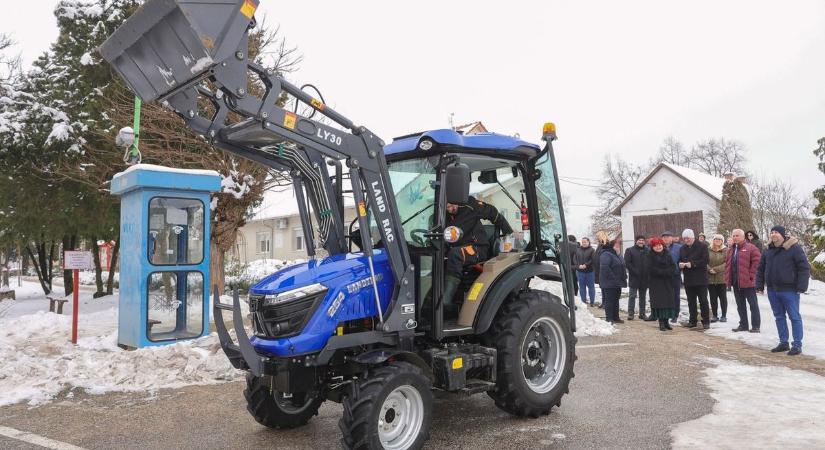 Munkába állt a település új traktorja, az első hóban már bizonyított az erőgép