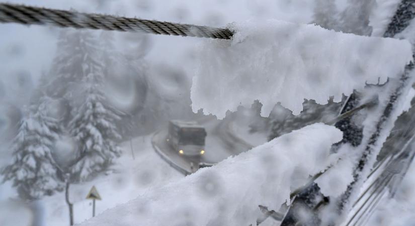 Teljesen nyitott ajtóval közlekedett egy busz Kecskemétnél, míg odakint röpködtek a mínuszok