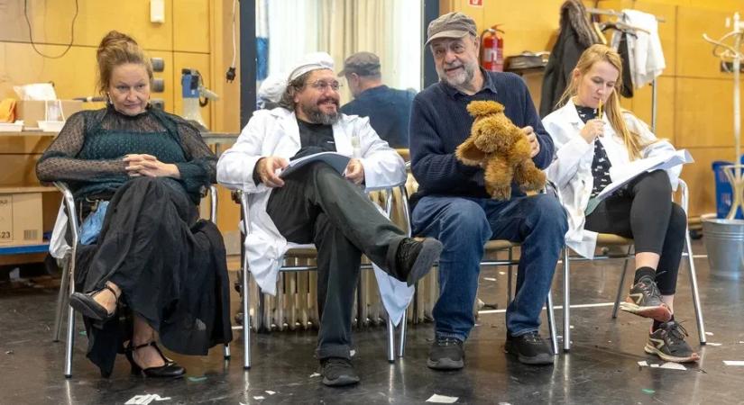 A Nemzeti Színház szerint felháborító állítások jelentek meg arról, miért tűnt el a műsorukról egy színdarab