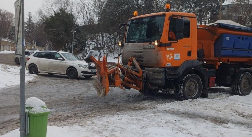 Akár hókotróval is felvezetné a kukásautókat a II. kerület