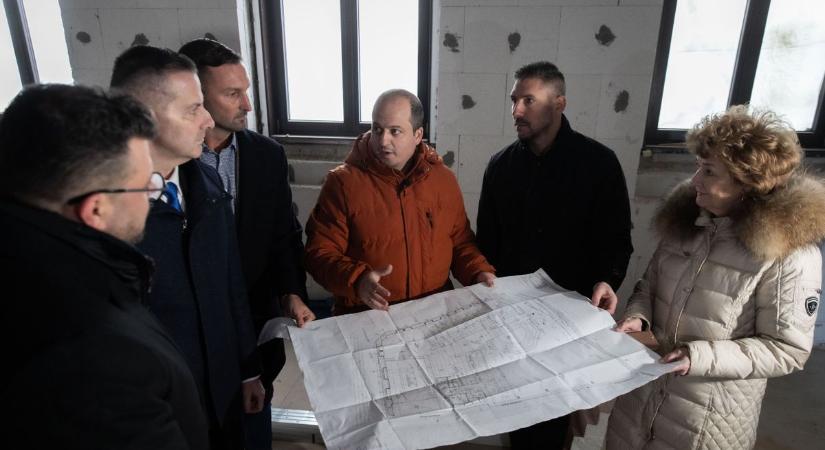 Az építtető kereskedő család csak ámulna, ha látná, hogyan szépül meg egykori otthona – Itt tart a HEMO felújítása (galéria, videó)