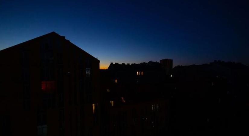 Sötétbe borult a pécsi utca, zseblámpával közlekedtek a gyalogosok