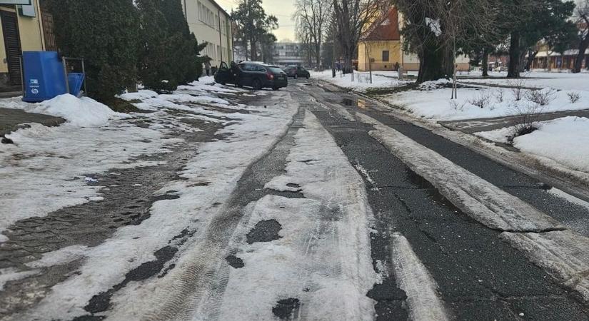 Olvad a hó, de maradt néhány behavazott parkoló
