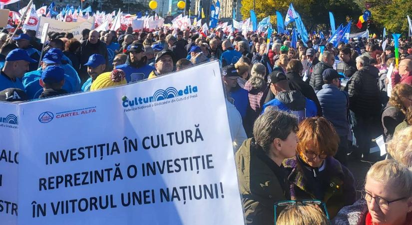 Kéthetes országos tiltakozást indítanak a kulturális intézményekben és a sajtóban dolgozók