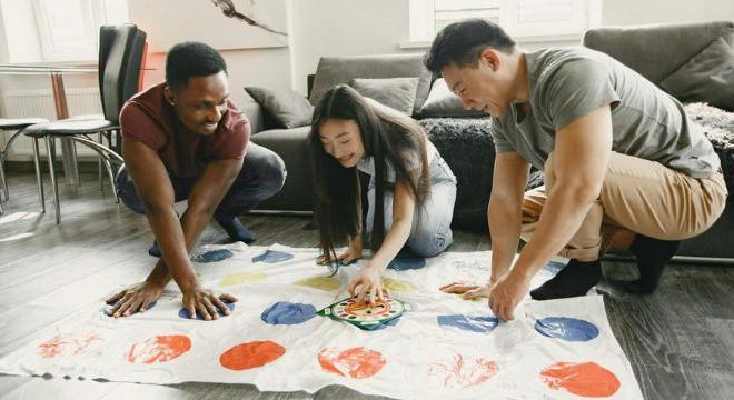 Miért érdemes vicces társasjátékot ajándékozni felnőtteknek?