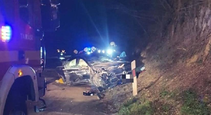 Frontális ütközés Hőgyészen – mentők és tűzoltók rohantak a helyszínre