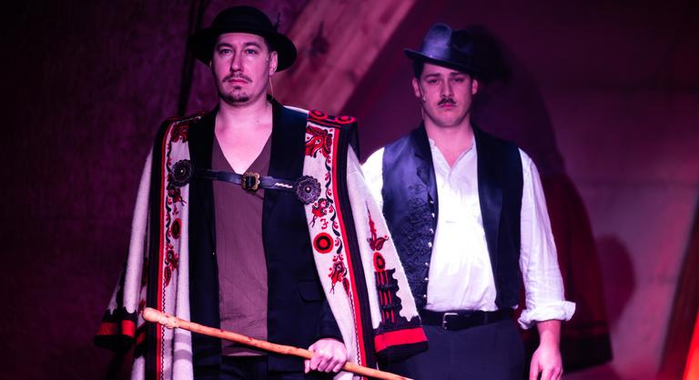 Derékszíja miatt ölték meg az apát és a fiát