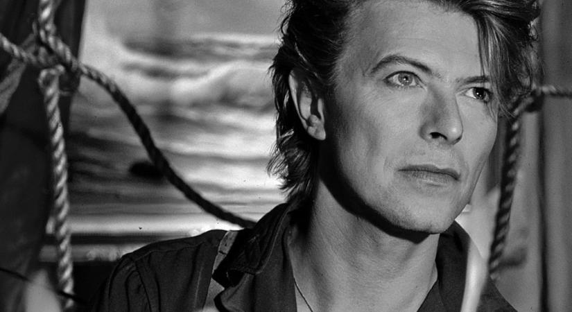 David Bowie mindig köztünk – most éppen kiállításokon, archívumokban, bakeliten
