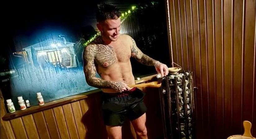 A szexi tűzoltó jacuzzis fotója a jéghideg téli napokon is lángra lobbantja a szíveket