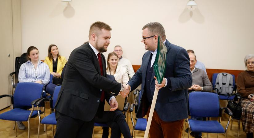 Hólapátot kapott a polgármester