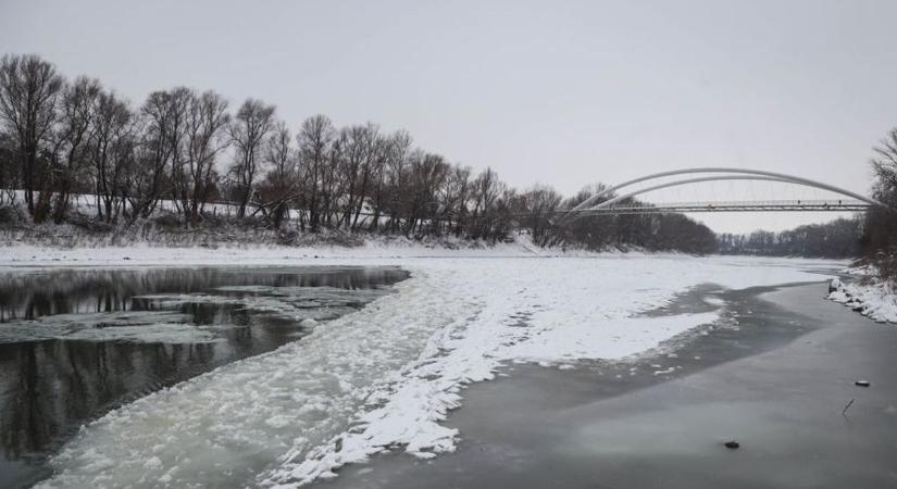 Teljes zárlat lépett életbe a Tiszán, mindenkire vonatkozik a tilalom – videóval, galériával