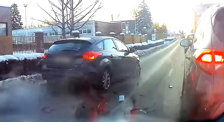 Balesettel végződött egy egyszerű manőver, balra kanyarodás közben ütköztek össze a kocsik