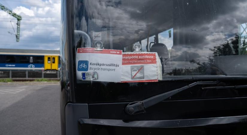 Csornán felejtették a kalauzokat, vissza kellett menni értük a vonatpótló busszal