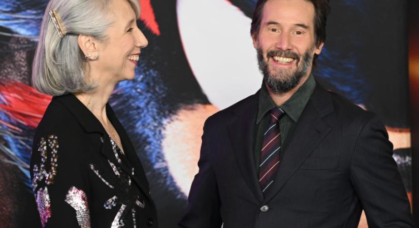 Keanu Reeves párja szerelmes fotókat osztott meg magukról – jó rájuk nézni!