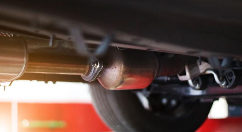 Pillanatok alatt leszerelik és eltűnnek az alkatrésszel, újra lecsaptak a katalizátortolvajok Szegeden