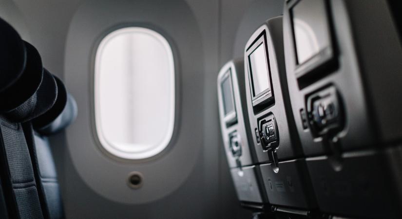 Halott feleségével akart felszállni a repülőre, de a személyzet észrevette