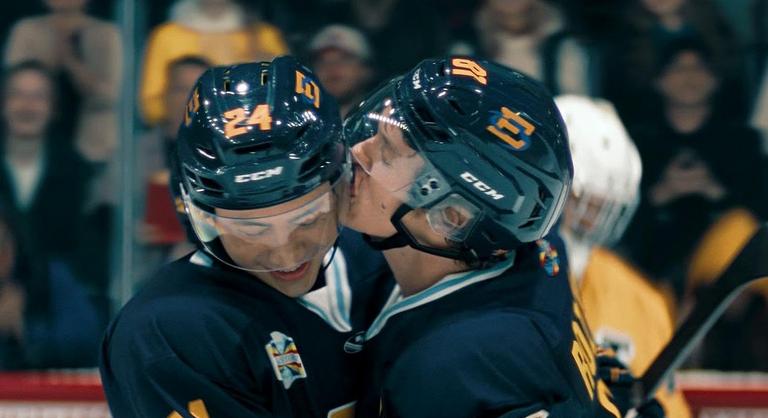 Sorra dönti a rekordokat a meleg jéghokisok románcából készült sorozat