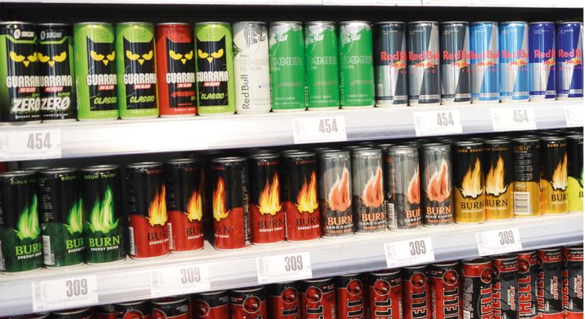 Szigorodtak az energiaitalok jelölési szabályai: csak egyértelmű felirattal kerülhetnek forgalomba