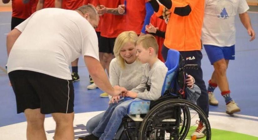 "Bármilyen akadály legyőzhető" – még az Exatlon sztárja is a súlyos beteg Zsombit segíti