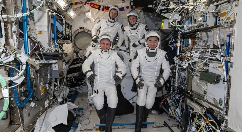 Itt nézheti élőben, ahogy evakuálják Nemzetközi Űrállomás legénységének négy tagját