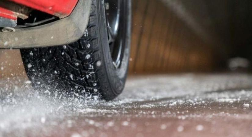 Máshol kötelező, nálunk viszont szigorúan tiltott ez a téligumi