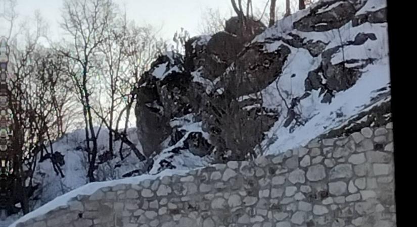 Megdöbbentő fotó látott napvilágot, különös arc jelent meg a Cseszneki vár falán