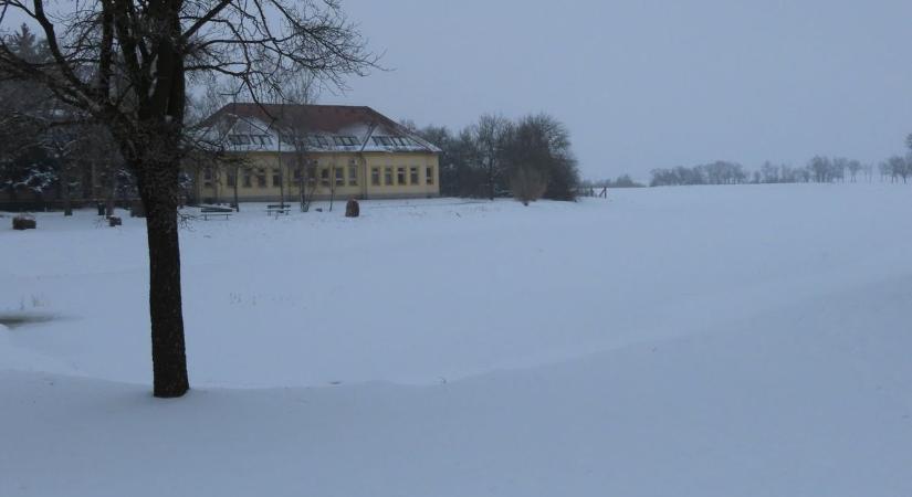 Tavalyelőtt kiszáradt, most korcsolyapályává vált a Kakasszéki tó – videóval