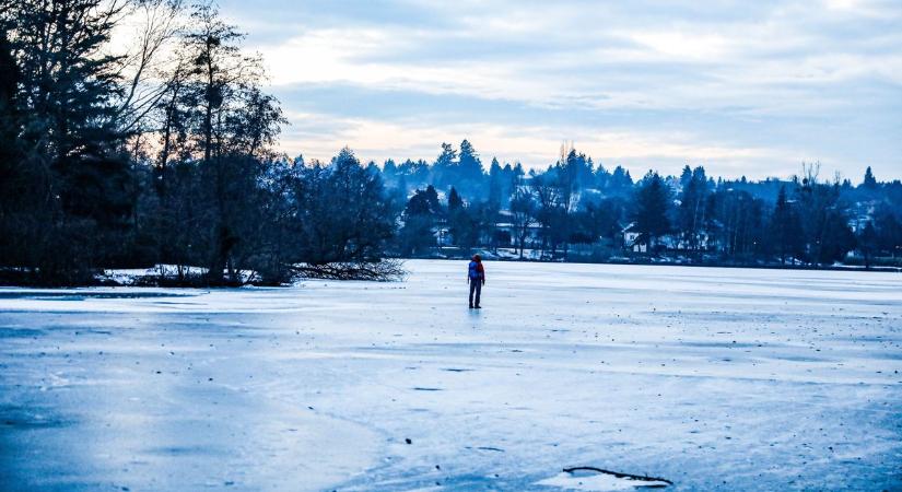 Életveszély! A befagyott szombathelyi Csónakázótó közepén álldogált egy férfi - fotók