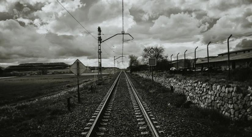 Halálos vonatgázolás Gencsapátin: tragikus véletlen okozta a kórházból hazasétáló Lajos halálát