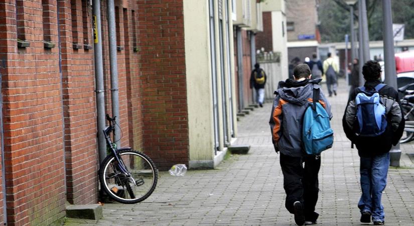 Elképesztő igazságtalanság: a holland kormány csak úgy szórja a szociális bérlakásokat a migránsoknak