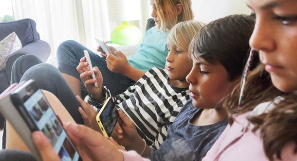 Ausztrália betiltotta a közösségi hálókat a gyermekek számára, és a fiókok törlésére kényszeríti a Metát