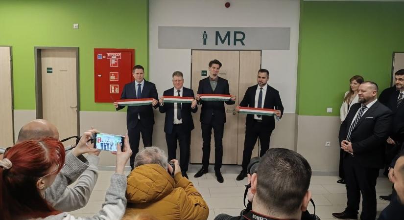 Hivatalosan is átadták az MR-készüléket a kórházban